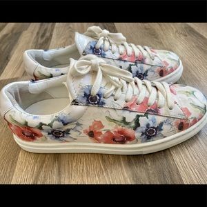 Woman Sneakers size 37 (7 US)